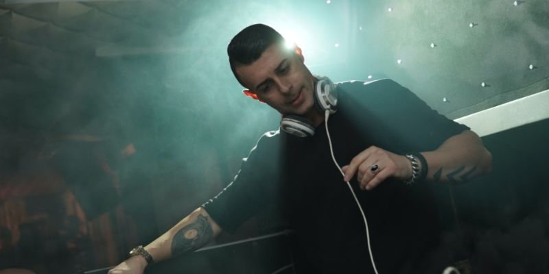 Studio Headphones Vs Dj Headphones